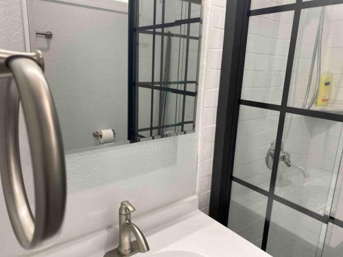 Koupelna v ubytování Contemporary 1-Bedroom Private Bungalow Walk to Armature & Riverwalk