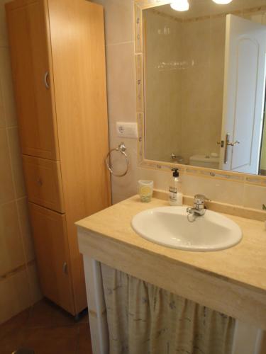 łazienka z umywalką i lustrem w obiekcie Apartamento con vistas al mar en la Isleta del Moro w mieście Níjar