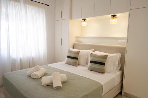 1 dormitorio con 1 cama con toallas en Klelia's Apartments, en Palaikastro