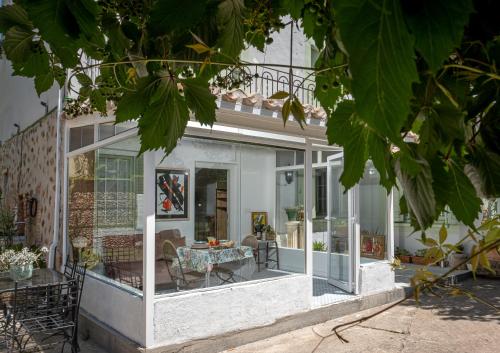 a glass house with a table and chairs at Uruñuela, un jardín entre viñedos en La Rioja in Uruñuela