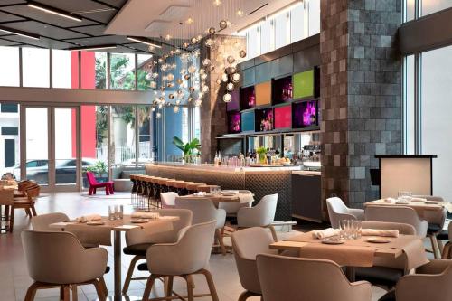 Restorāns vai citas vietas, kur ieturēt maltīti, naktsmītnē SPECIAL OFFER - Miami 2BR - 1 & Half Bath - Steps to Kaseya Center
