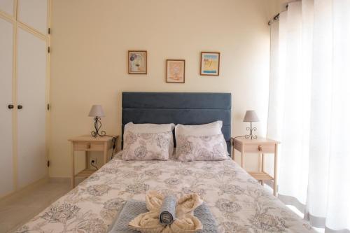um quarto com uma cama grande e 2 mesas de cabeceira em Sunset Vau em Portimão