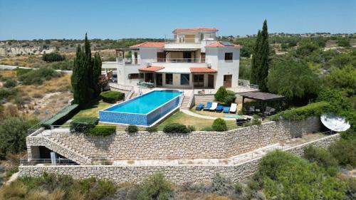 een luchtzicht op een huis met een zwembad bij Matteo Villa Limassol Cyprus in Limassol