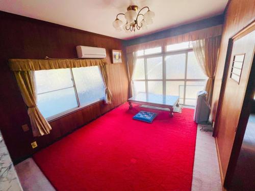 倉敷市にあるMy Summer Vacations - Vacation STAY 14738の赤いカーペット敷きのリビングルーム(窓付)