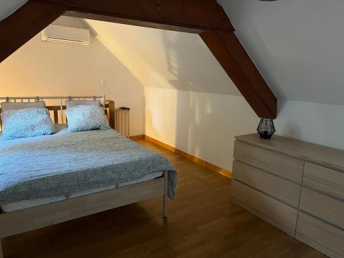 um quarto com uma cama e uma cómoda em maison Saint Berain sur Dheune em Saint-Berain-sur-Dheune