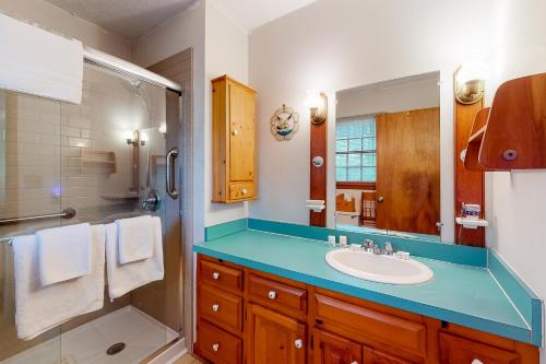 a bathroom with a sink and a mirror at Pine Knoll Nest in Pine Knoll Shores