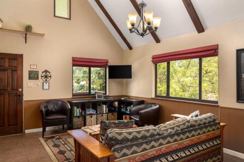 a living room with two couches and a table at Prescott Pines Inn in Prescott