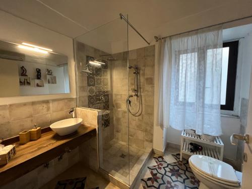 ein Bad mit einem WC, einem Waschbecken und einer Dusche in der Unterkunft Jasper B&B in Catania