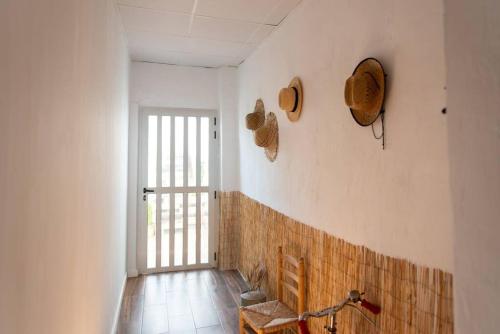 a room with a wall with a bench and a window at Cueva con jacuzzi a 20 minutos de Valencia in Benaguacil