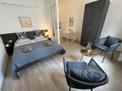 una camera con un letto e due sedie e un tavolo di D58 Delux Apartments in the city center a Budapest
