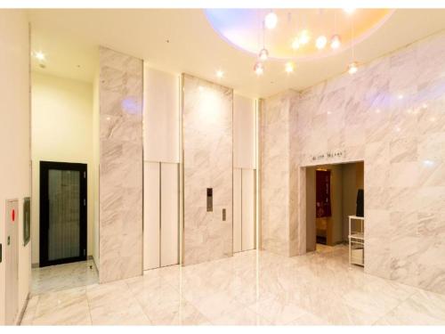 un vestíbulo con una gran pared de mármol en un edificio en QUEEN'S HOTEL CHITOSE - Vacation STAY 67737v en Chitose