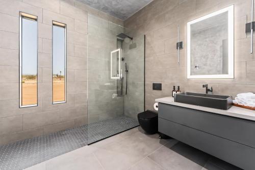 Un baño de Black C House