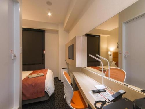 Habitación de hotel con cama y escritorio. en QUEEN'S HOTEL CHITOSE - Vacation STAY 67740v en Chitose