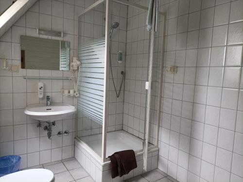 a bathroom with a shower and a sink at BmB Kirchwalsede Monteurzimmer / Unterkunft in Kirchwalsede