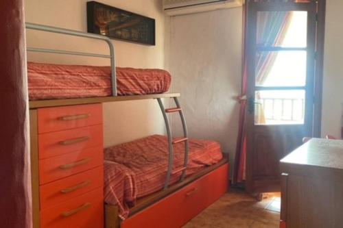 1 Schlafzimmer mit 2 Etagenbetten und einer Kommode in der Unterkunft casa vacacional in Almonte