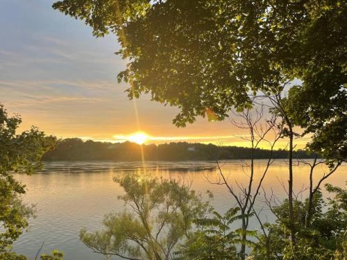 Gallery image of Right on the River! walking to town/artpark/docks in Lewiston