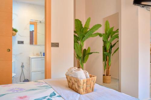 a basket on a table with a plant in a bathroom at Casa Vestali in Granada