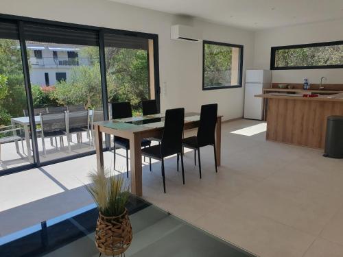une cuisine et une salle à manger avec une table et des chaises dans l'établissement Villa Chene calme et sérénité Boulouris secteur résidentiel, à Saint-Raphaël