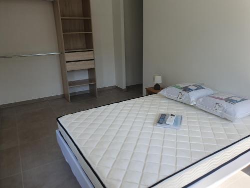 Cette chambre comprend un grand lit blanc. dans l'établissement Villa Chene calme et sérénité Boulouris secteur résidentiel, à Saint-Raphaël