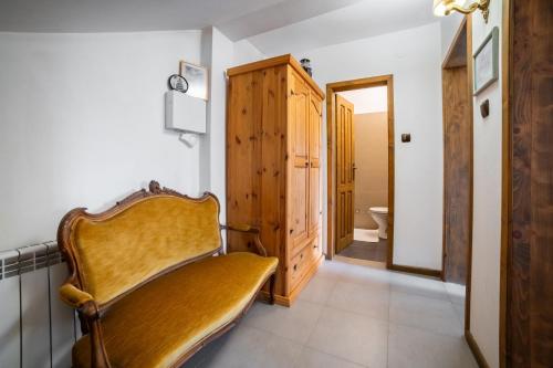 Four Riders Guest House في فيليكو ترنوفو: غرفة مع كرسي وحمام مع مرحاض