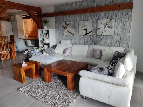 ein Wohnzimmer mit einem weißen Sofa und einem Couchtisch in der Unterkunft Bungalov Valentýna in Mikulov