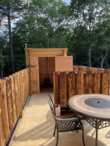 una terraza de madera con una mesa y una valla en North Villge Hirugano - Vacation STAY 17589v, en Gujō