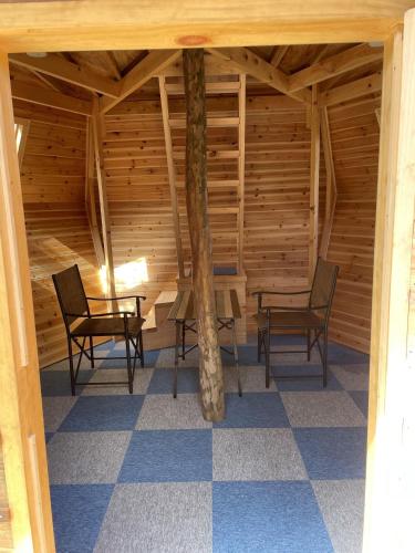 una habitación con 2 sillas y una mesa en una cabaña en North Villge Hirugano - Vacation STAY 17589v, en Gujō