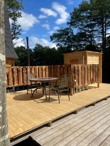 une terrasse avec une table, des chaises et une clôture dans l'établissement North Villge Hirugano - Vacation STAY 17589v, à Gujō