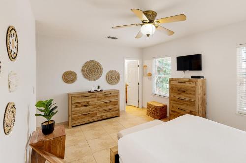 um quarto com uma cama e uma ventoinha de tecto em Coastal Charm Hideaway em Key Colony Beach