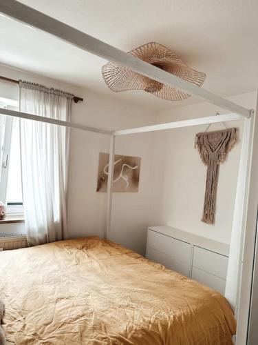 um quarto com uma cama de dossel num quarto em Zentrale Wohnung + Dachterrasse em Sonthofen