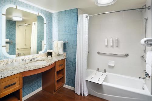 W łazience znajduje się wanna, umywalka i prysznic. w obiekcie Homewood Suites Atlanta Midtown w Atlancie
