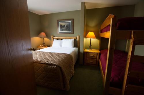 Katil atau katil-katil dalam bilik di Cranberry Country Lodge