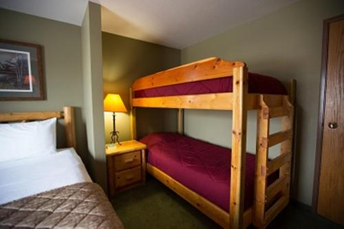 Divstāvu gulta vai divstāvu gultas numurā naktsmītnē Cranberry Country Lodge