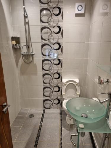 bagno con lavandino verde e servizi igienici di Whitburn house 