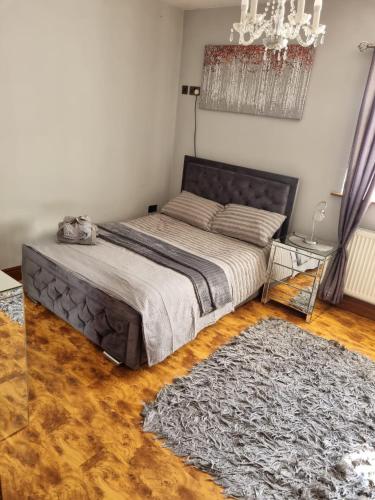 1 dormitorio con cama y alfombra en Whitburn house 