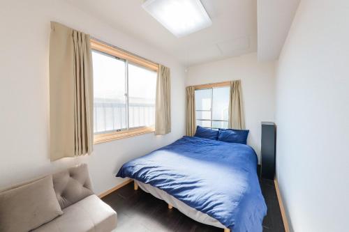 a bedroom with a bed and a window and a couch at Grace Heiwajima - Vacation STAY 15089 in Tokyo