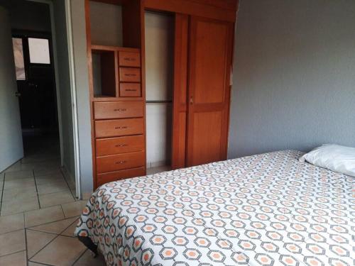 1 dormitorio con 1 cama y vestidor en casa amueblada en cuernavaca Casa Luz, en Cuernavaca