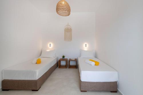 سرير أو أسرّة في غرفة في Olivine Paros Villas