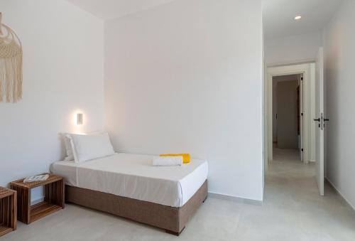 Ένα ή περισσότερα κρεβάτια σε δωμάτιο στο Olivine Paros Villas