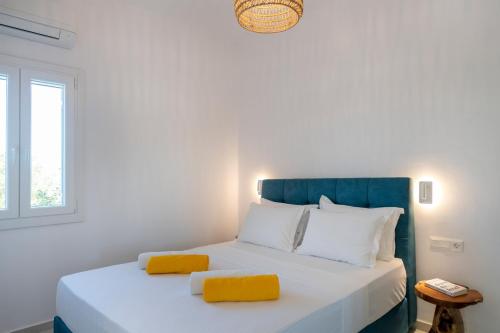Ένα ή περισσότερα κρεβάτια σε δωμάτιο στο Olivine Paros Villas