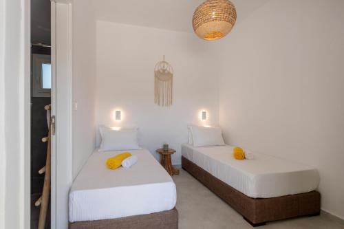 Ένα ή περισσότερα κρεβάτια σε δωμάτιο στο Olivine Paros Villas