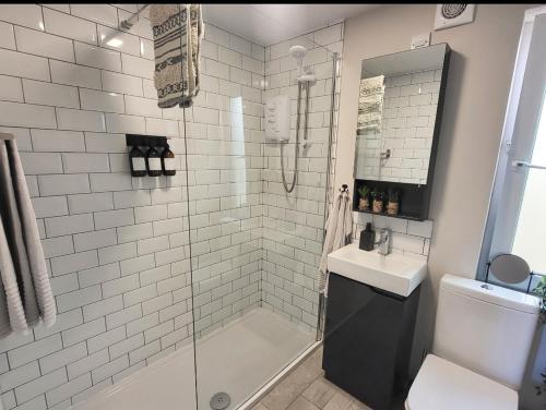 y baño con ducha, aseo y lavamanos. en Sea Renity Apartment, en Newcastle