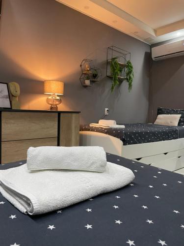 sypialnia z łóżkiem z gwiazdami na podłodze w obiekcie Beta House Apartments w mieście Zaječar