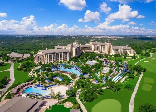 una vista aérea de un complejo con piscina en JW Marriott San Antonio Hill Country Resort & Spa en San Antonio