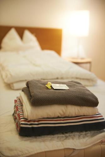 una pila de toallas sentadas encima de una cama en Hostel in der Altstadt NepomukB&B, en Innsbruck