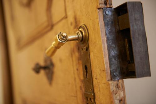 una puerta de madera abierta con un picaporte de latón en Hostel in der Altstadt NepomukB&B en Innsbruck