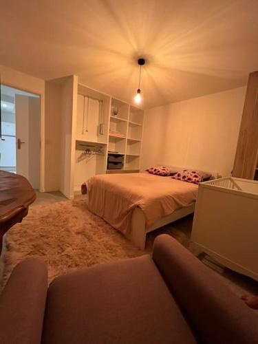 une chambre avec un lit et un canapé dans l'établissement T3 au coeur d'une villa moderne, à Fréjus