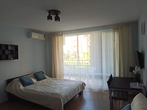 1 dormitorio con cama y ventana grande en Orchidea Fort Club, Sunny Beach, Słoneczny Brzeg, Bułgaria, en Sunny Beach