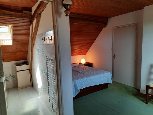 En eller flere senge i et værelse på Le cèdre d'ORBIGNY MINIMUM DEUX NUITS