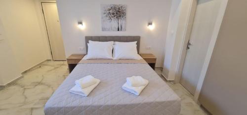 a bedroom with a bed with two white towels on it at Z Elegant Studios in Perea